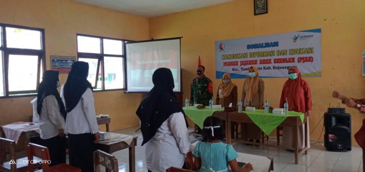 Danton Satgas TMMD Bojonegoro Sedang Mengikuti Menyanyi Lagi Indonesia Raya Di SDN Ngrancang